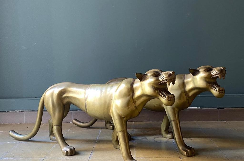 Escultura de pareja de guepardos
