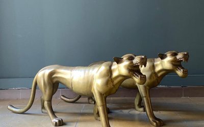 Escultura de pareja de guepardos